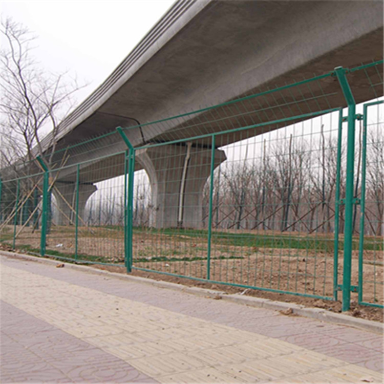 鐵路路基防護(hù)柵欄案例展示圖片2 鐵路路基防護(hù)柵欄案例展示圖片2